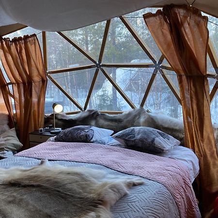 Aurora Igloo Fireplace-Heated Tents In A Secret Forest With Private Jacuzzi And Shared Sauna Bathroom And Dog Friendly Рованиеми Екстериор снимка