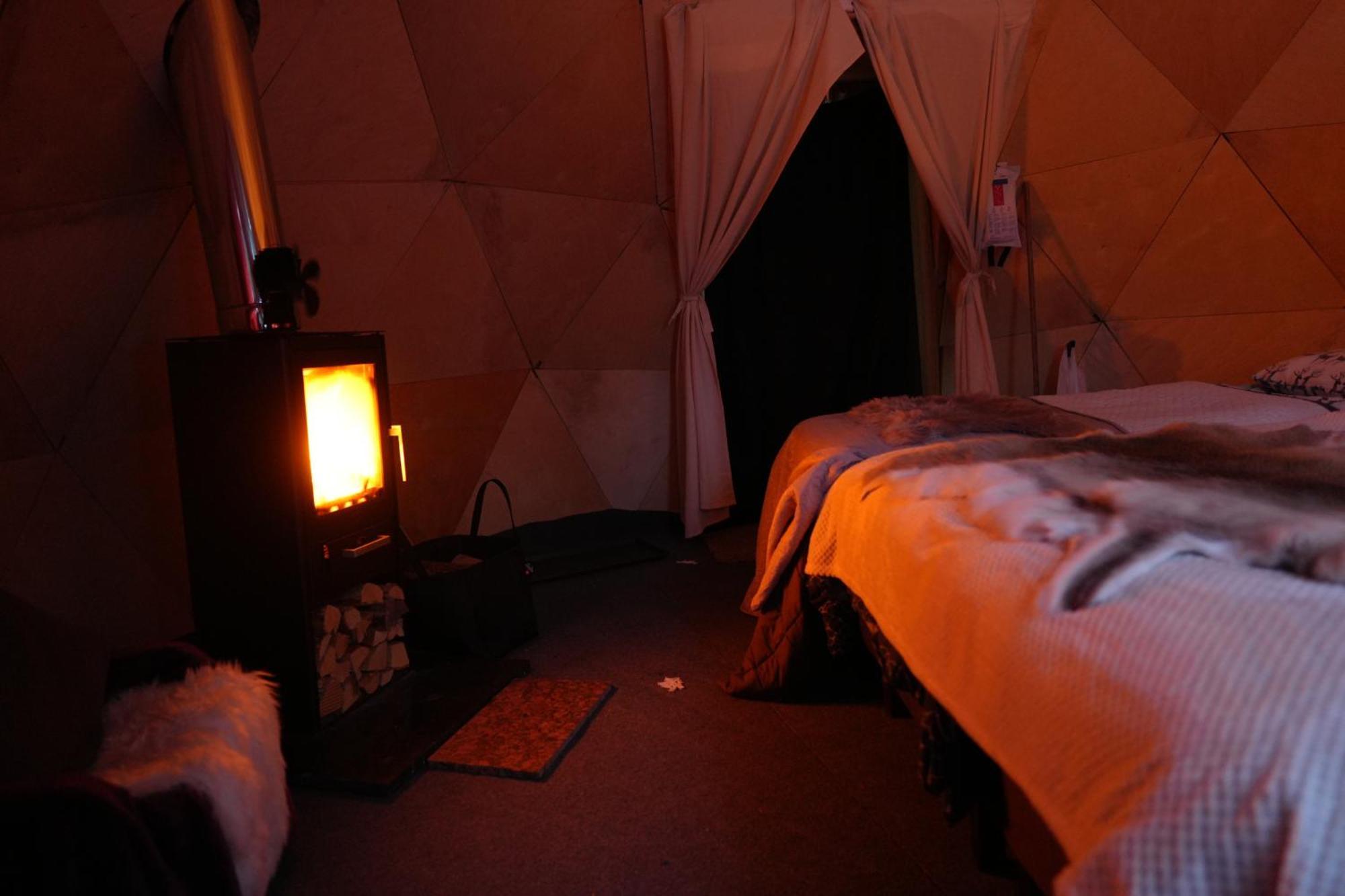 Aurora Igloo Fireplace-Heated Tents In A Secret Forest With Private Jacuzzi And Shared Sauna Bathroom And Dog Friendly Рованиеми Екстериор снимка